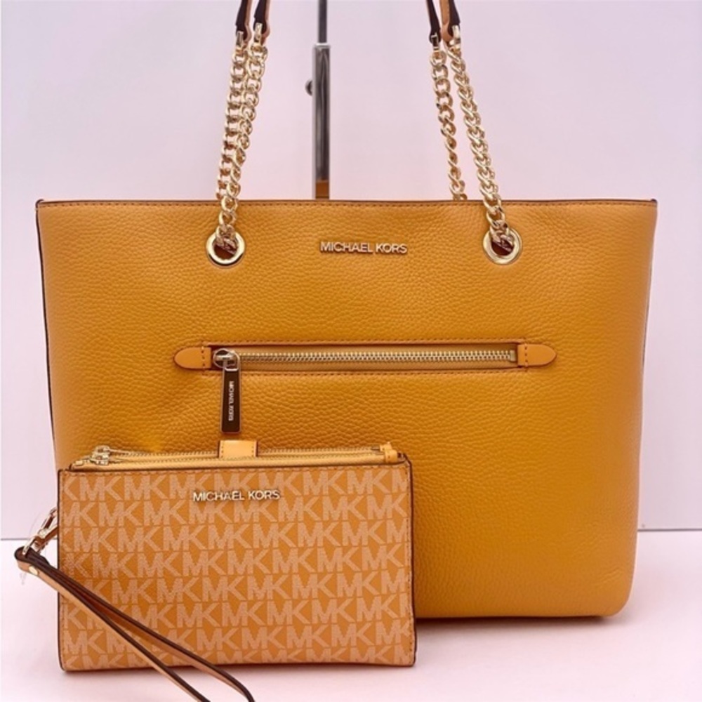 Michael Kors Medium Tote Bag
Leather and DoubleZip Wallet
Set HONEYCOMB